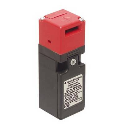 Composant électronique rouge et noir avec étiquette, affichant des avertissements de sécurité et des informations techniques, tels que le numéro de modèle.