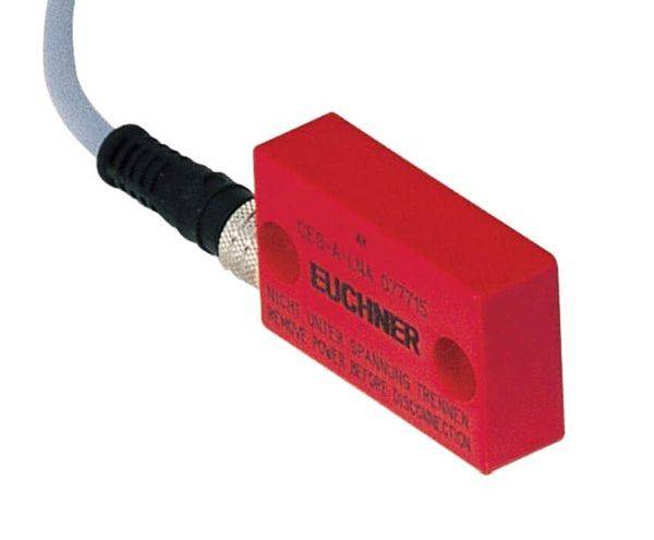 Capteur de sécurité rouge d'Euchner avec connexion par câble, utilisé pour la surveillance des portes de protection dans les applications industrielles.