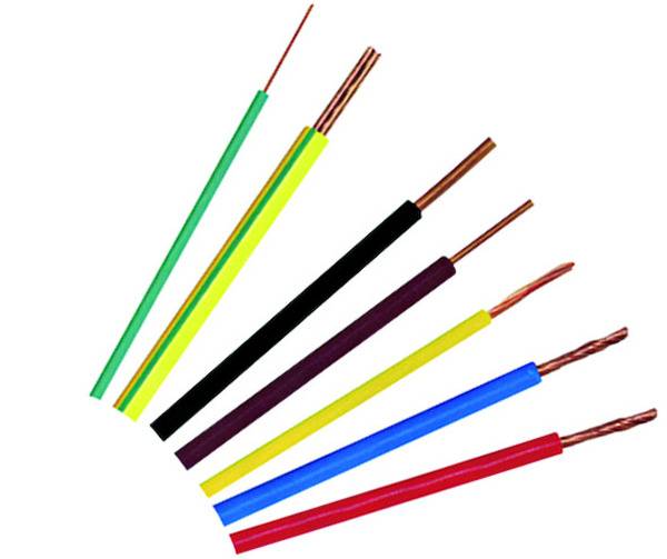 Câbles électriques colorés avec des fils de cuivre apparents à une extrémité, disposés côte à côte en ligne.