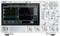 Oscilloscope numérique avec écran affichant deux formes d'onde et leurs spectres de fréquence. Les touches de commande et les connexions sont visibles en bas.