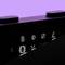 Gros plan d'un haut-parleur noir avec un affichage de symboles numériques sur un fond violet. Les symboles indiquent des connexions audio et Bluetooth.