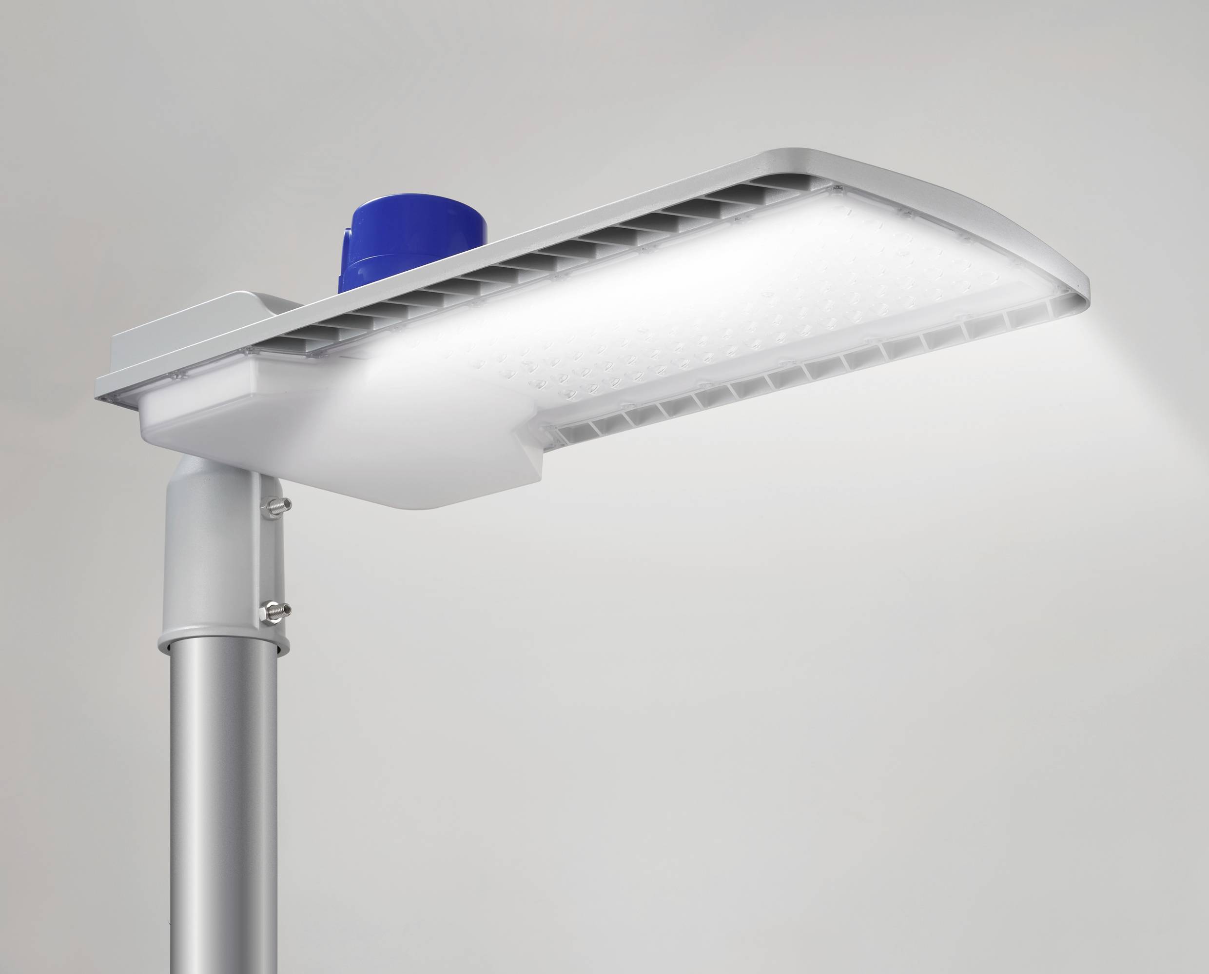 Un lampadaire moderne avec un éclairage LED économe en énergie, monté sur un mât métallique. Idéal pour l'éclairage urbain.