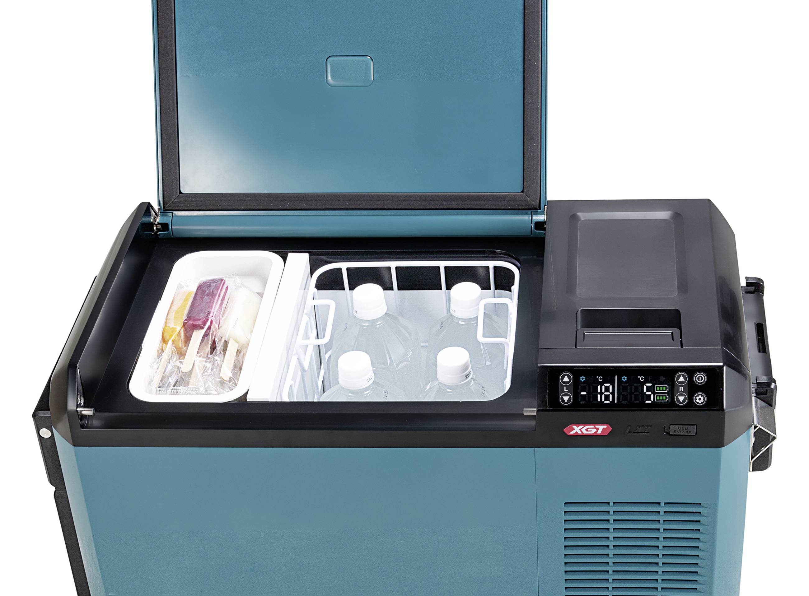 Glacière avec couvercle ouvert, montrant deux compartiments : à gauche des aliments surgelés, à droite des bouteilles de boisson placées verticalement. Affichage numérique.