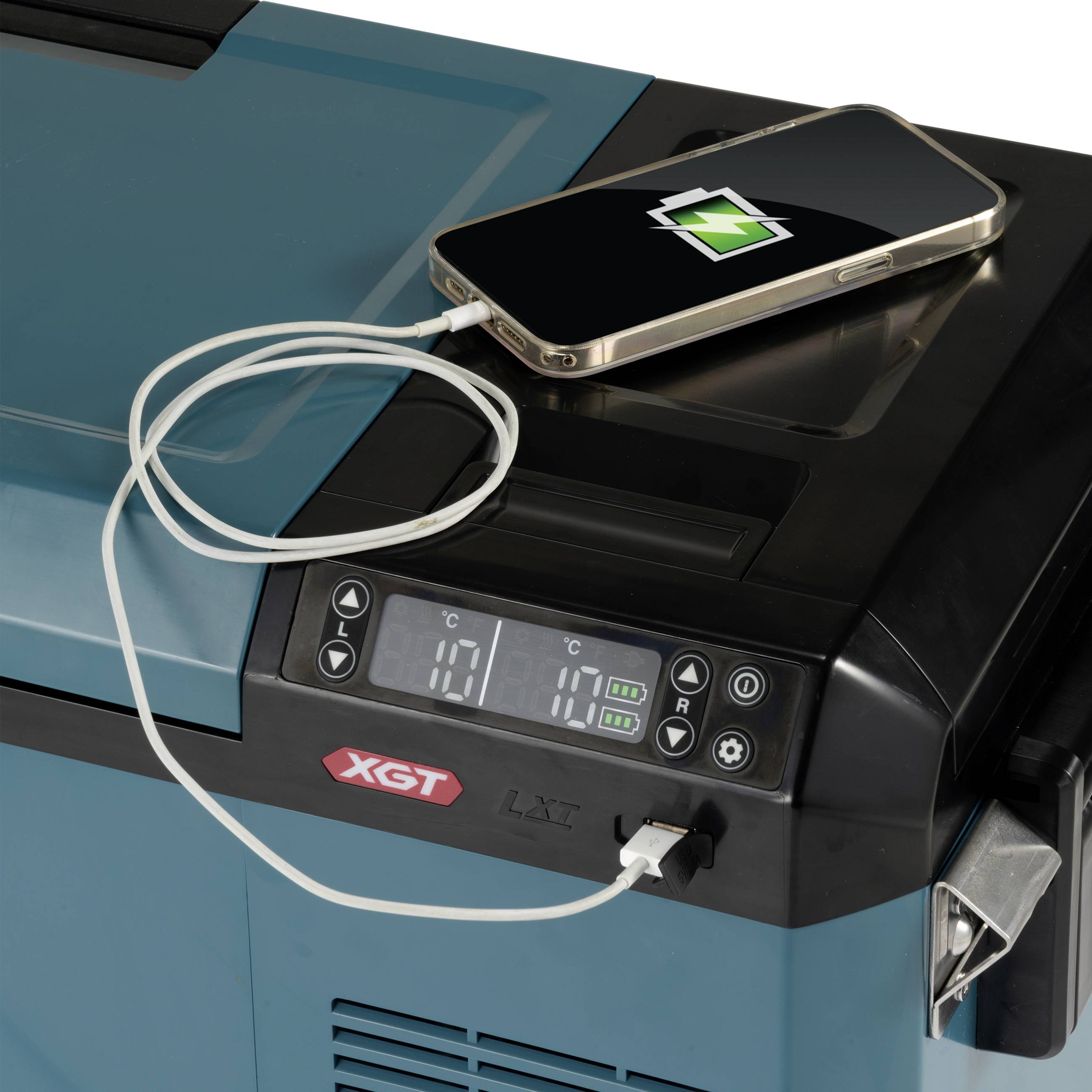 Un smartphone est en train de se charger sur un chargeur ; l'état de charge est affiché. Le chargeur indique '100%' sur son écran. Un câble relie les deux appareils.