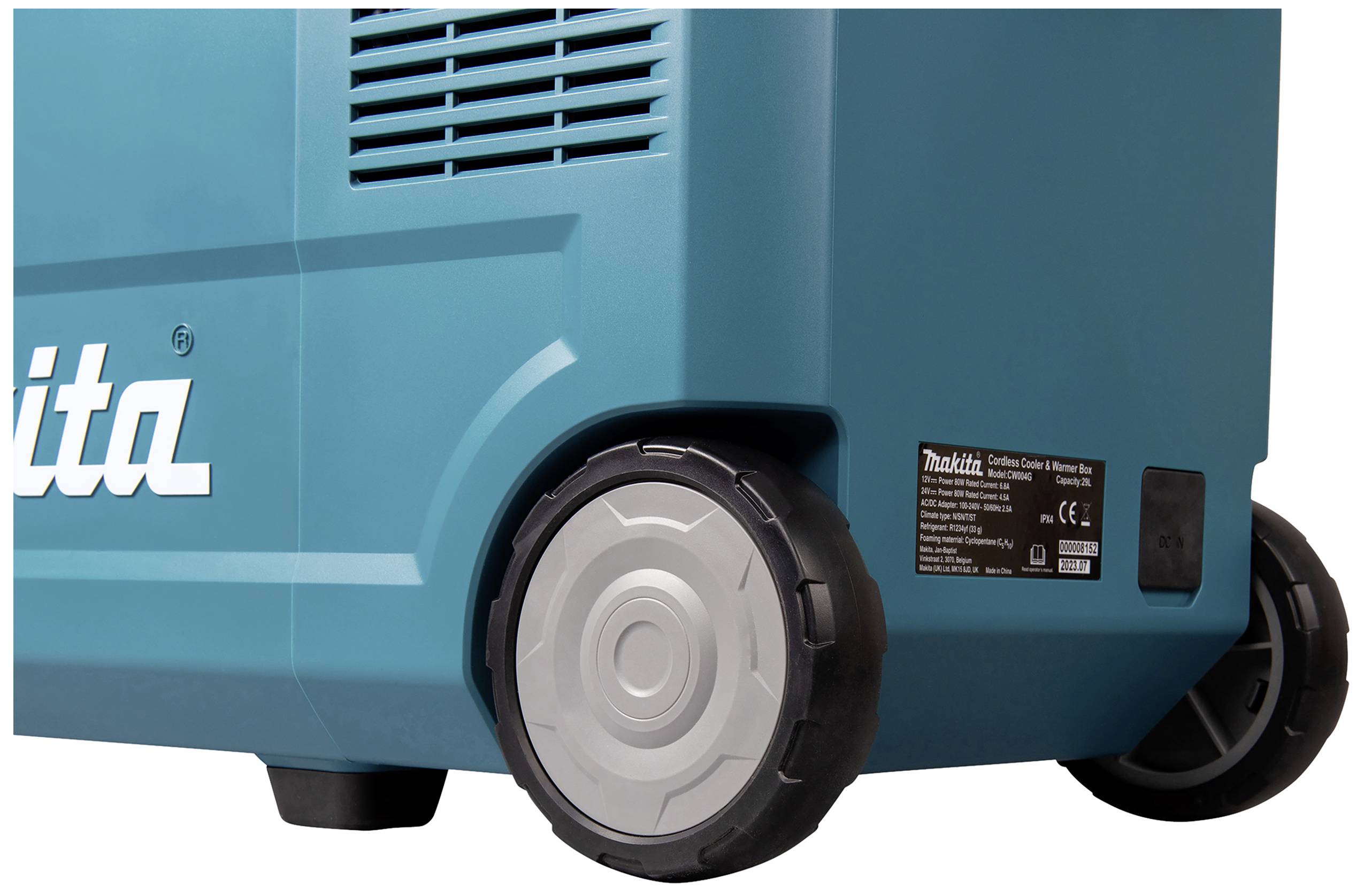 Valise bleue à roulettes, portant le logo Makita et une étiquette avec des spécifications techniques sur le côté.