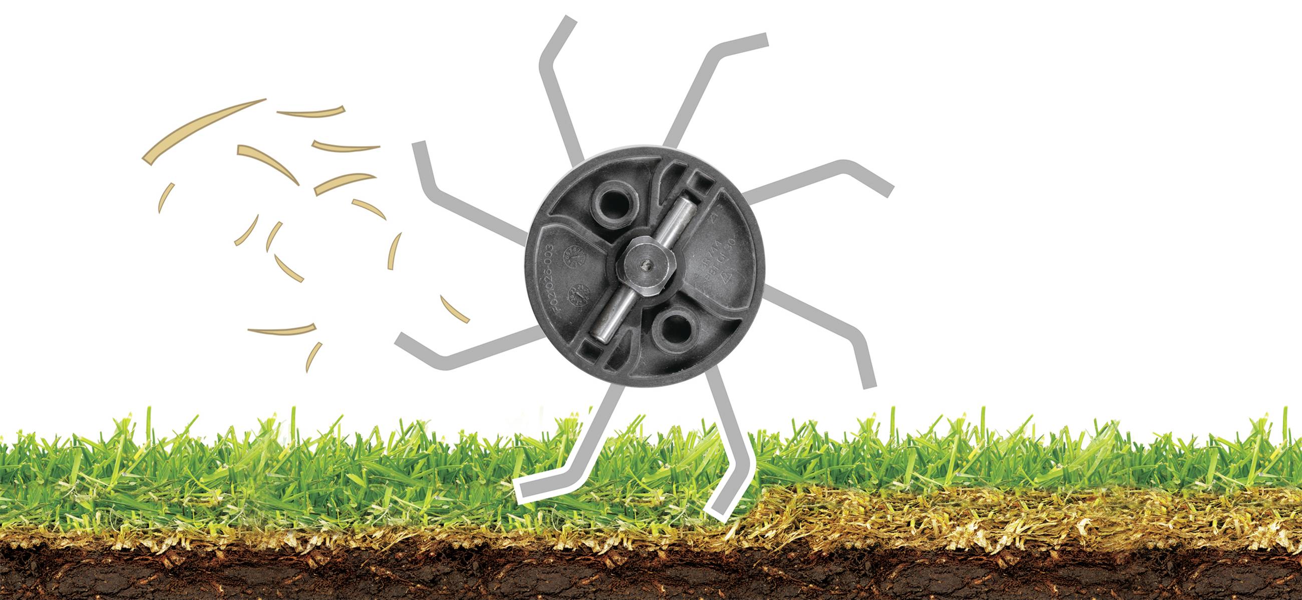 Un disque noir rond de coupe avec huit lames argentées, coupe l'herbe et projette les brins coupés vers la gauche. La terre est visible en dessous.
