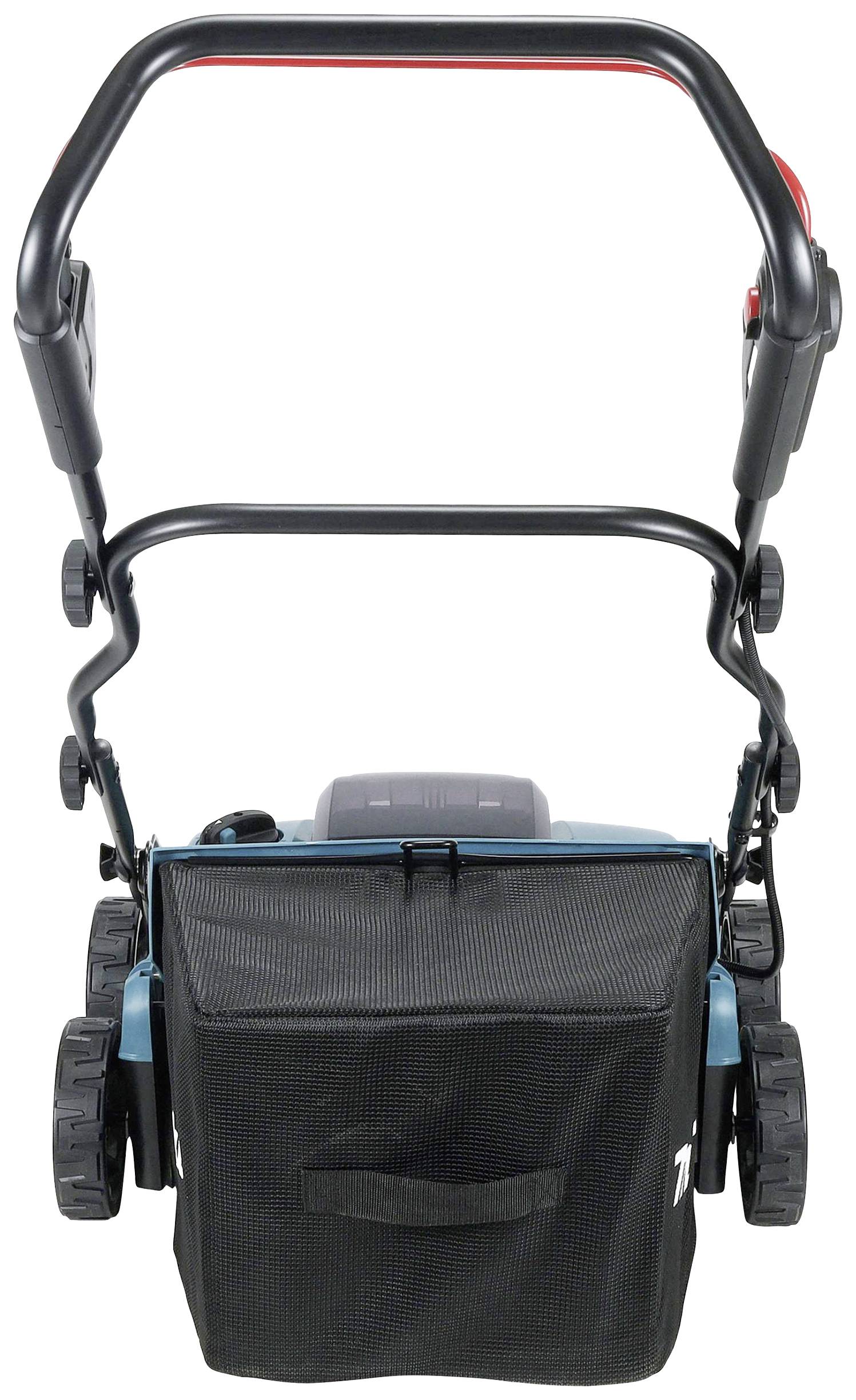 Tondeuse à gazon vue de derrière, poignées noires, roues fixes, un bac de ramassage est fixé à l'arrière.