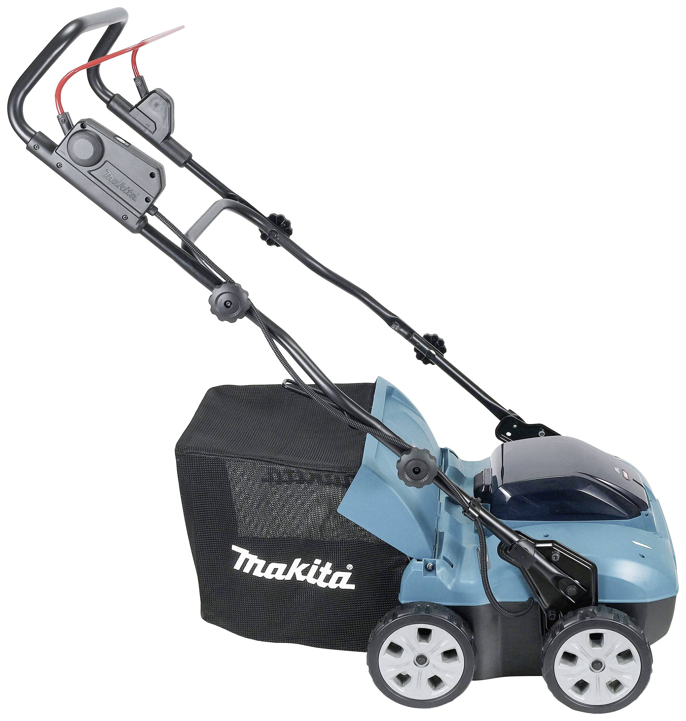 Un tondeuse électrique bleue de la marque Makita à quatre roues et avec un bac de ramassage noir. Les commandes et les câbles sont visibles.