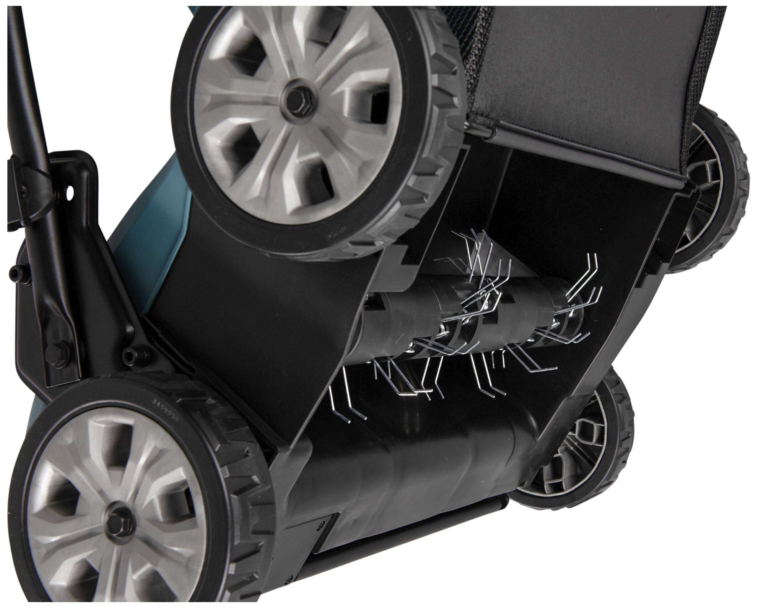 Un décompacteur de pelouse montre sa broche rotative équipée de lames d'acier tranchantes et de roues robustes, soulignant la fonction d'aération du gazon.