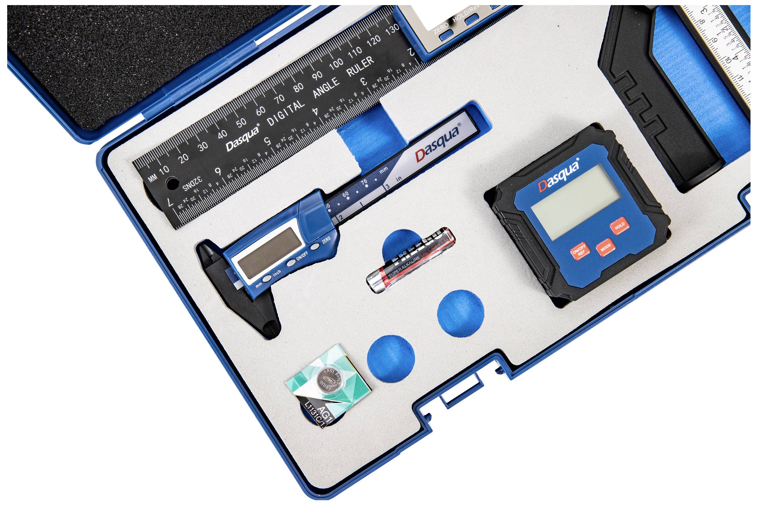 Un ensemble d'outils de mesure dans un coffret bleu, comprenant un pied à coulisse numérique, une règle et un rapporteur.