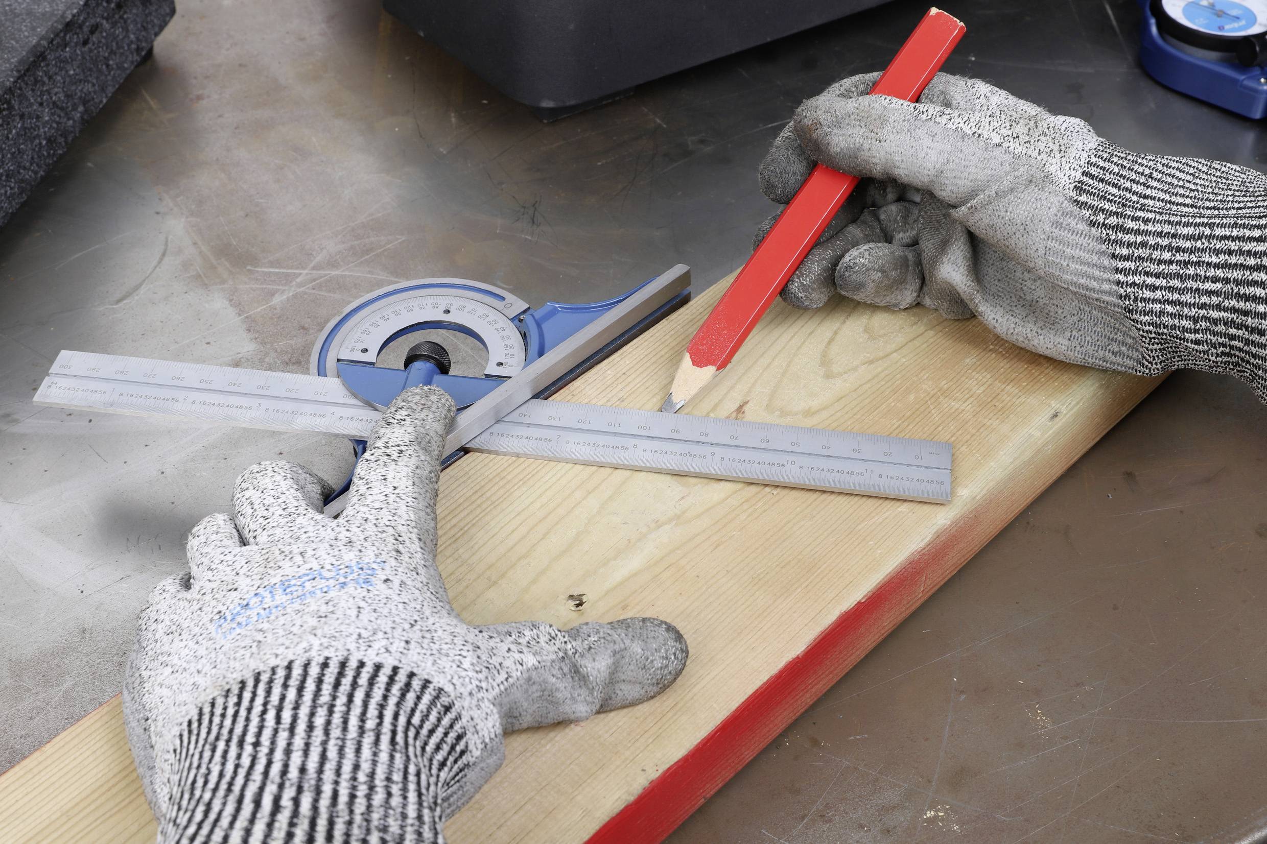 Des mains d'artisan mesurent une planche de bois avec un rapporteur et un crayon ; l'accent est mis sur un marquage précis pour des coupes précises.