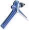 Outil en métal bleu à deux longs bras. Le corps est relié par un mécanisme à vis qui écarte ou referme les bras.
