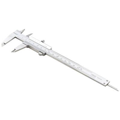 Un pied à coulisse argenté, un instrument de précision servant à mesurer les longueurs et les diamètres, sur un fond blanc.