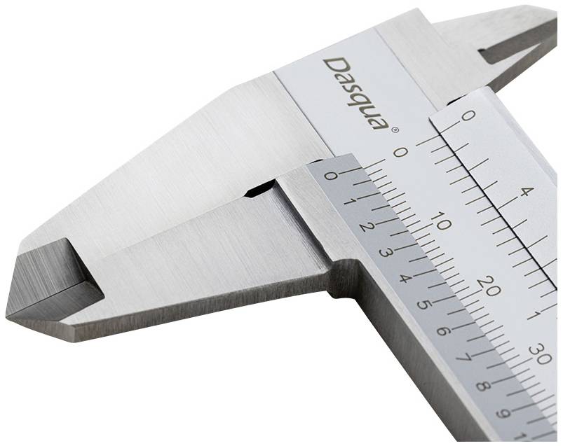 Gros plan d'un pied à coulisse numérique en métal avec une échelle claire et des repères. Instrument de mesure de longueur précis.