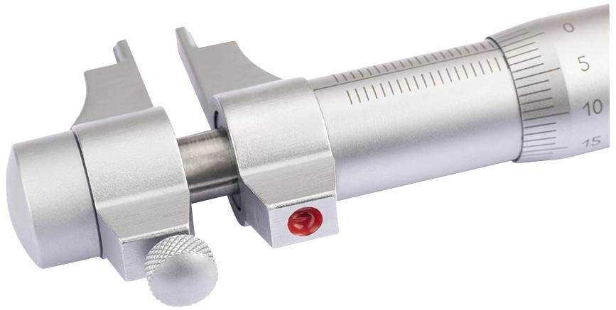 Un micromètre d'argent avec échelle et vis micrométrique, utilisé pour mesurer avec précision la longueur et l'épaisseur de petits objets.