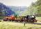 Un train miniature avec une locomotive à vapeur tire des wagons de marchandises à travers un paysage verdoyant. Des personnages miniatures travaillent à côté des rails.