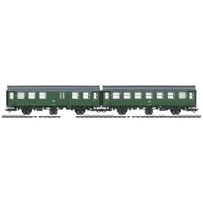 Deux wagons verts sans locomotive sur des rails, disposés symétriquement, avec plusieurs fenêtres et une double porte.