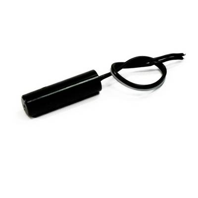 Un capteur de contact magnétique cylindrique noir avec un câble de connexion.