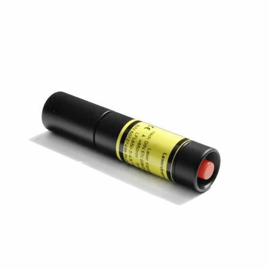 Un pointeur laser noir avec une étiquette jaune et un bouton rouge est posé sur un fond blanc.
