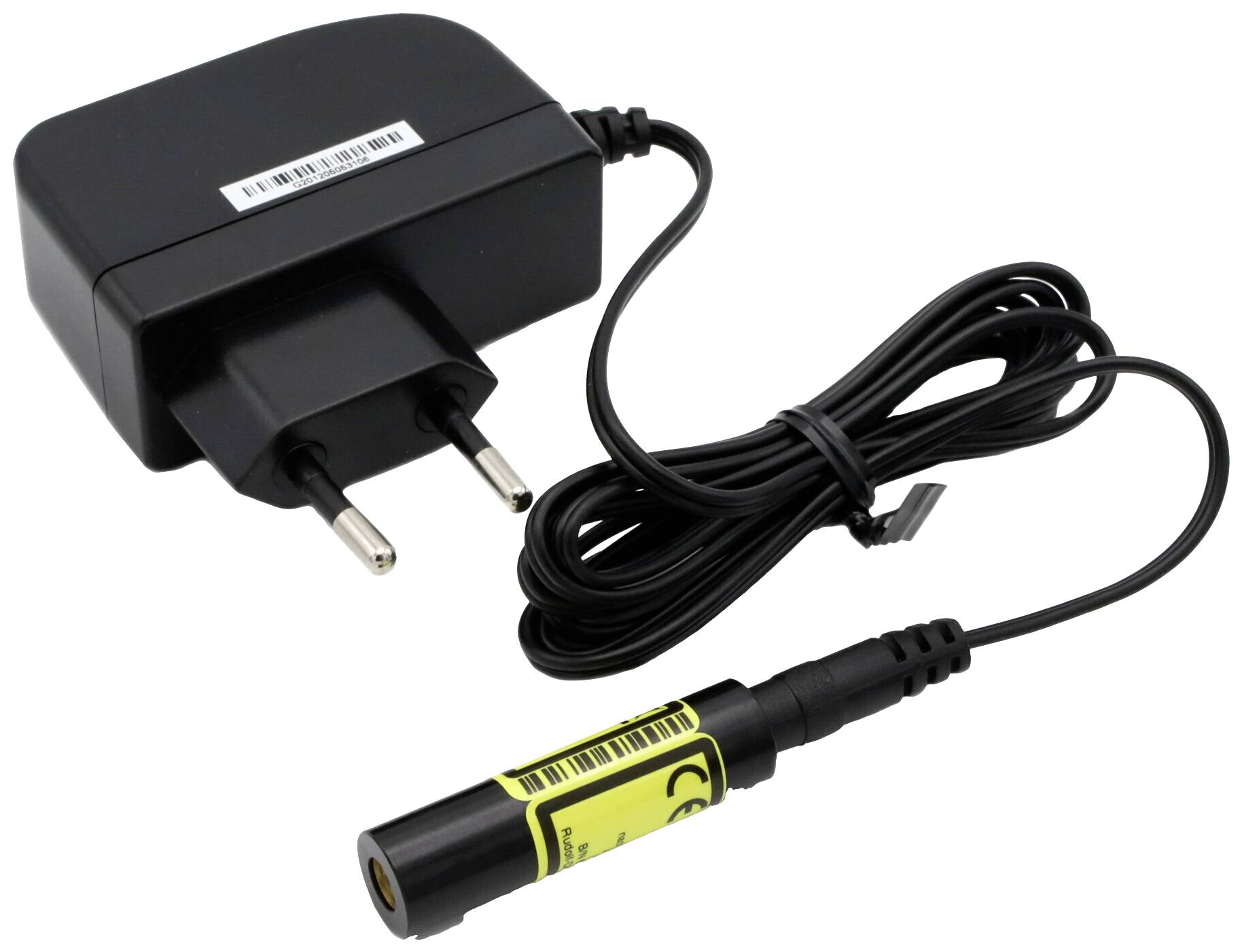 Un bloc d'alimentation noir avec une fiche européenne et un câble amovible. Le câble est enroulé et la fiche de connexion est fixée à un petit appareil jaune.