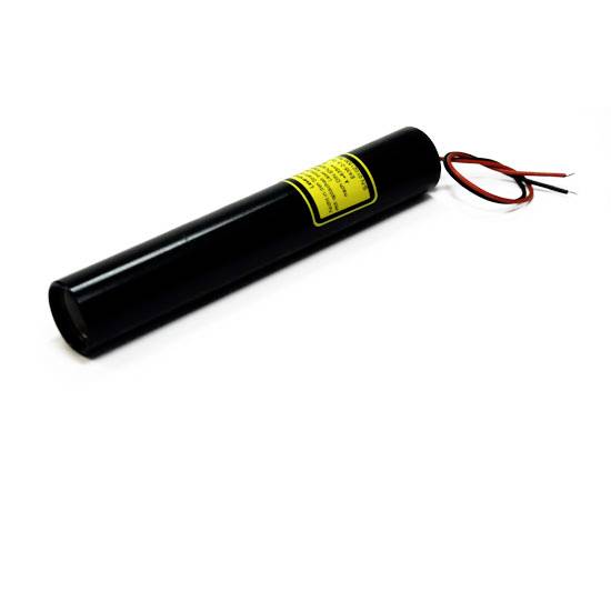 Une batterie lithium-ion cylindrique noire avec un avertissement jaune et des câbles de connexion rouge et noir sur un fond blanc.