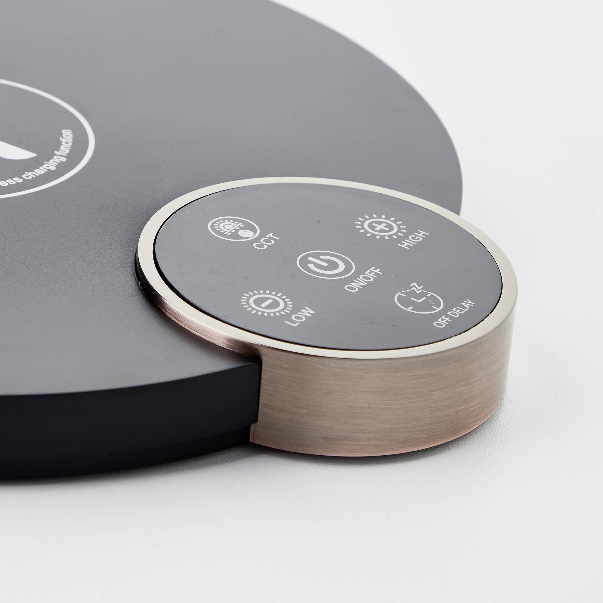 Lampe LED noire ronde avec panneau de commande : six touches, incluant 'Faible', 'Élevé', 'Marche/Arrêt', et des réglages de minuterie de 2 à 12 heures.