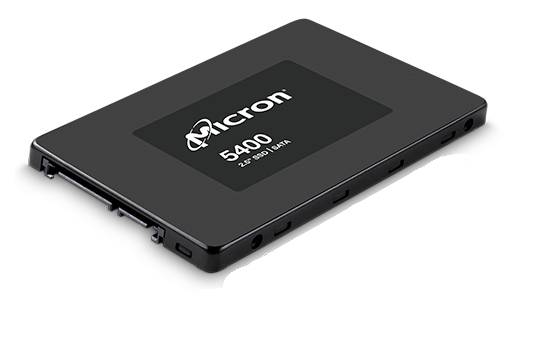 Un SSD noir de la marque 'Micron', modèle 5400, est posé en diagonale au centre de l'image.
