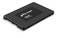 Un SSD noir de la marque 'Micron', modèle 5400, est posé en diagonale au centre de l'image.