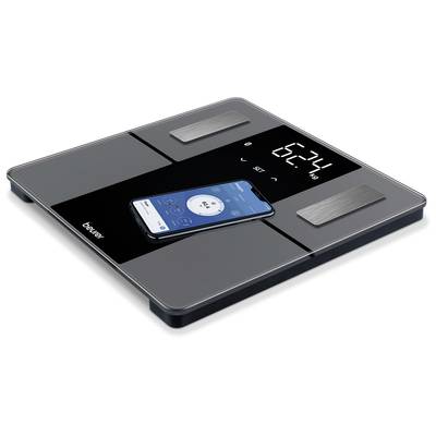 Balance numérique personnelle avec un smartphone sur sa surface. Affiche un poids de 62,4 kg. Combine une technologie d'application pour la surveillance de la santé.