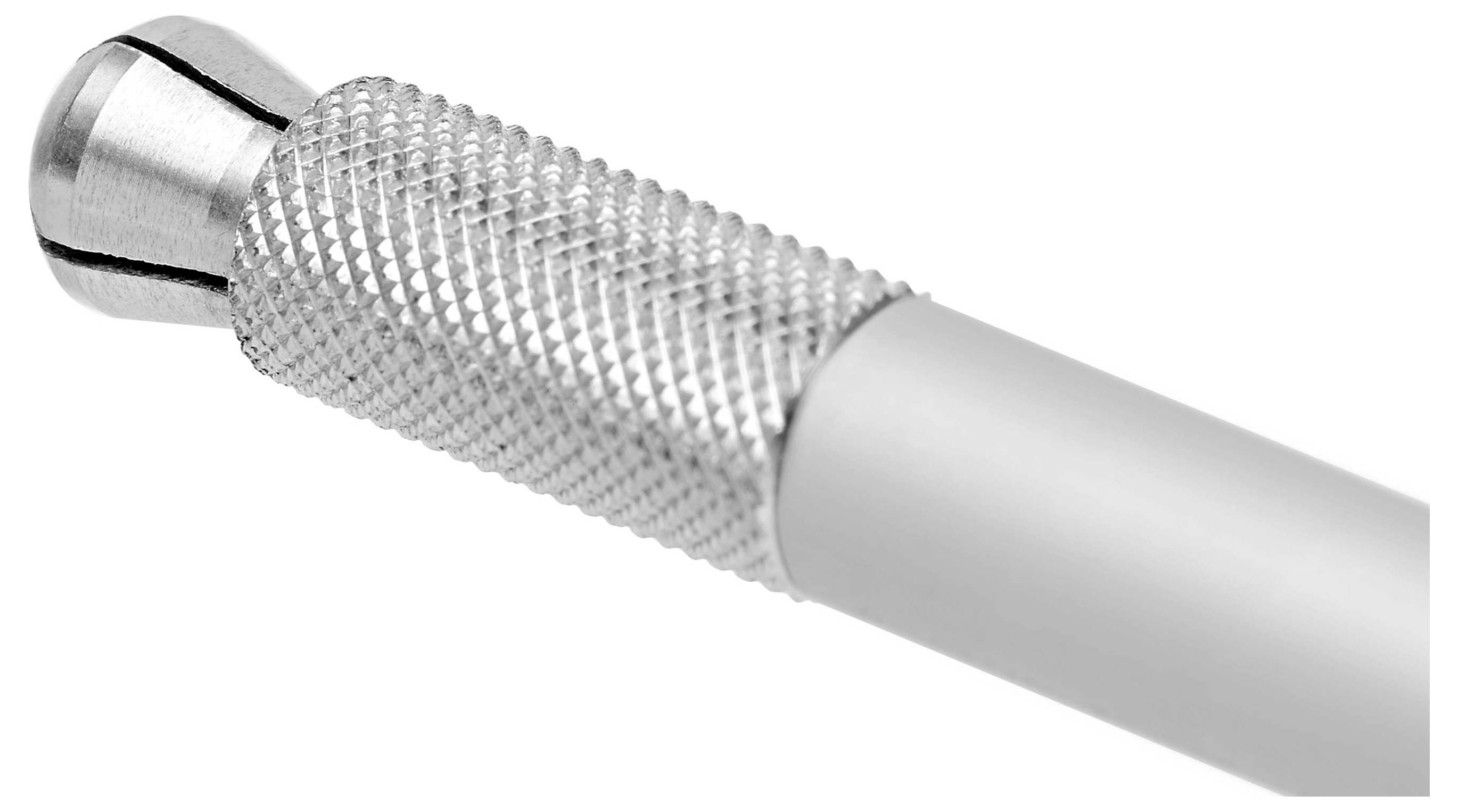 Un stylo argenté, cylindrique, avec une surface métallique striée à une extrémité pour une meilleure prise en main.
