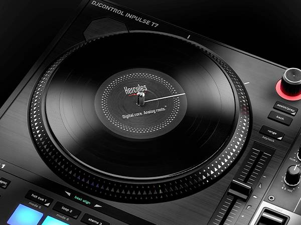 Contrôleur DJ avec une platine vinyle au centre, à côté des potentiomètres et des touches colorées pour le mixage et le contrôle de la musique.