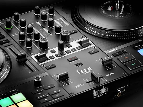 Console de mixage DJ avec plusieurs curseurs et boutons, à côté de deux platines vinyles. Le nom de marque 'Hercules' est visible.
