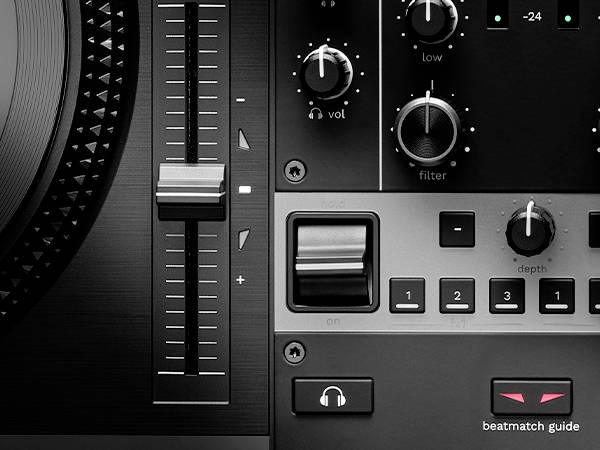 Une table de mixage avec des boutons rotatifs et des curseurs, comprenant une prise casque. Étiquette : 'guide de beatmatch'. Idéal pour les DJs.