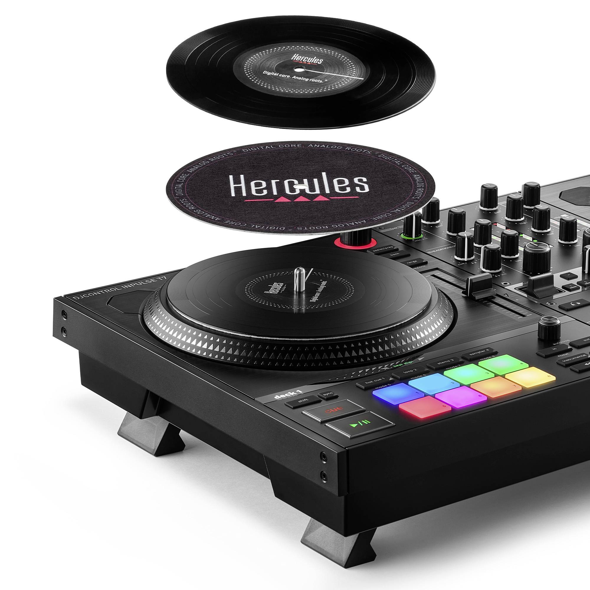 Contrôleur DJ avec des pads colorés et des jog-wheels, à côté de disques vinyles portant l'inscription 'Hercules'.