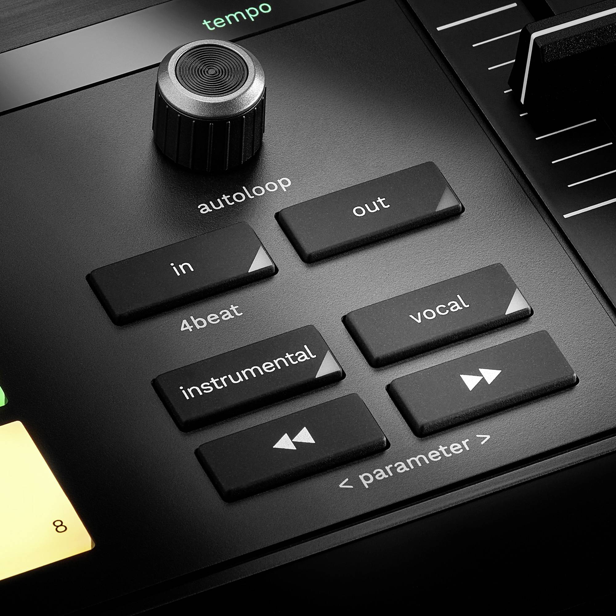 Gros plan sur un contrôleur audio avec des boutons et touches pour 'autoloop', '4beat', et des modes tels que 'instrumental' et 'vocal'.