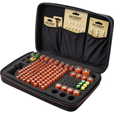 De nombreuses batteries de différentes tailles soigneusement rangées dans une mallette noire à trois compartiments pour un stock de batteries supplémentaire.