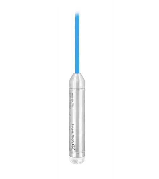 Capteur cylindrique argenté avec câble bleu, utilisé pour mesurer la pression ou les niveaux de liquides dans des applications industrielles.
