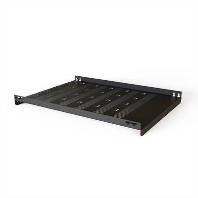 Un rack métallique noir avec des fentes de ventilation, adapté aux baies de 19 pouces. Il dispose de supports latéraux pour la fixation.