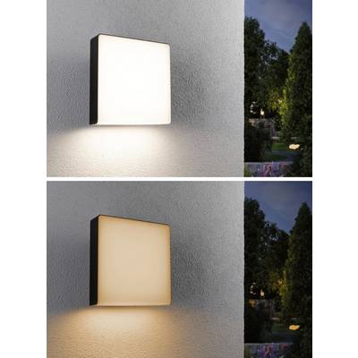 Deux photos d'un luminaire carré extérieur sur un mur, en haut à la lumière du jour avec un éclairage lumineux, en bas dans l'obscurité avec une lumière chaleureuse.