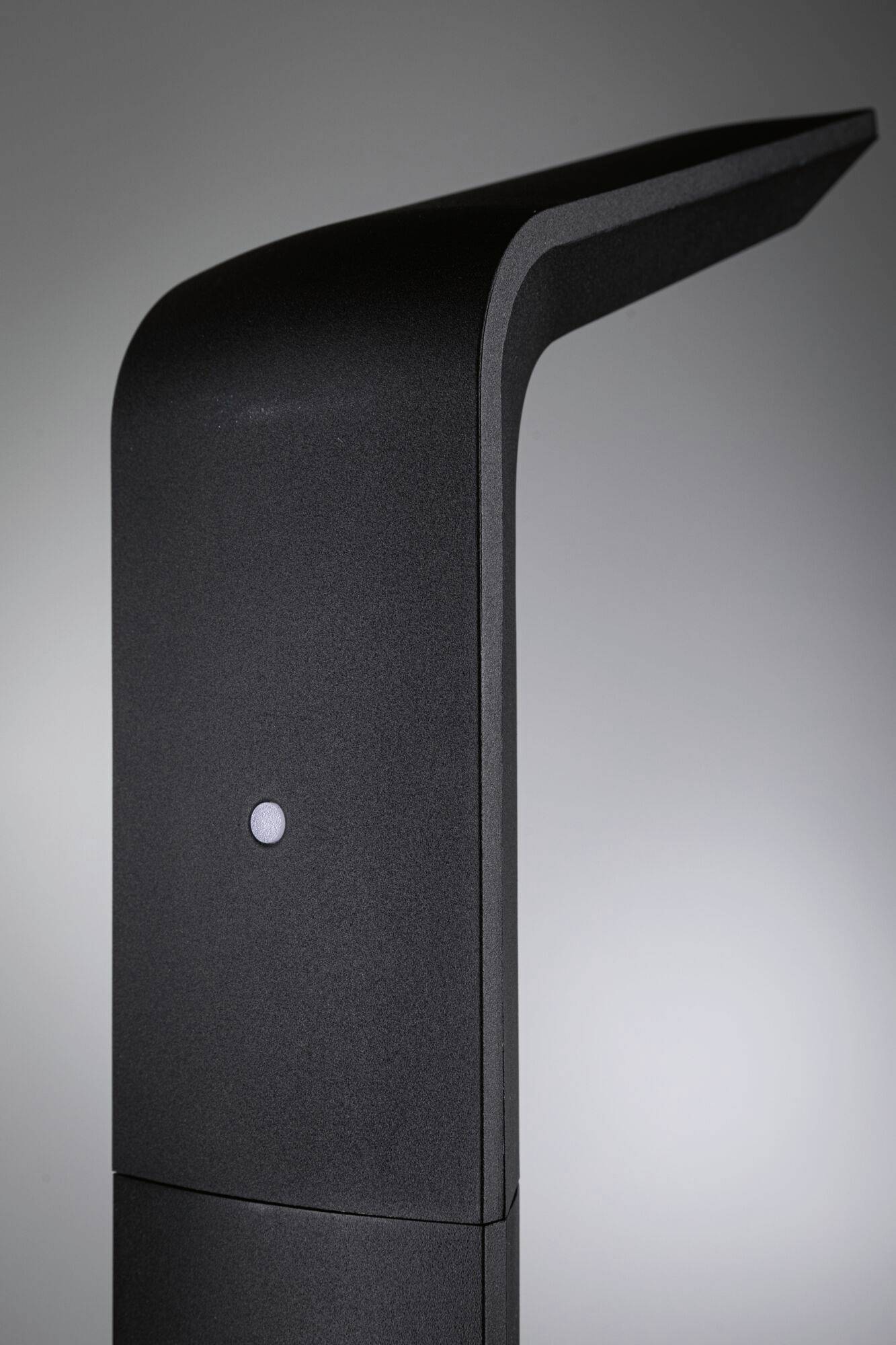 Lampe noire moderne avec tête incurvée, design minimaliste, sur fond gris.