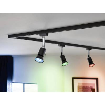 'Spot LED triple en noir avec des effets lumineux colorés au plafond d'une pièce, illuminant en bleu, vert et rouge.'