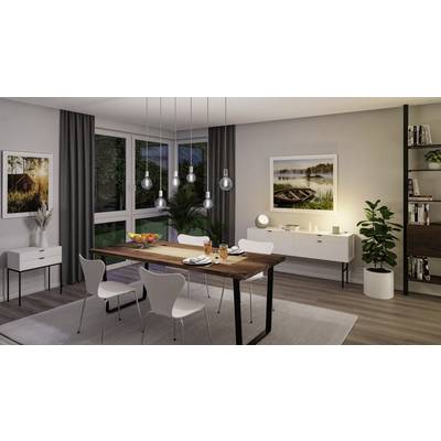 Salle à manger de style moderne avec table à manger en bois, chaises blanches et lampes suspendues. Grandes fenêtres, plantes et tableaux au mur.
