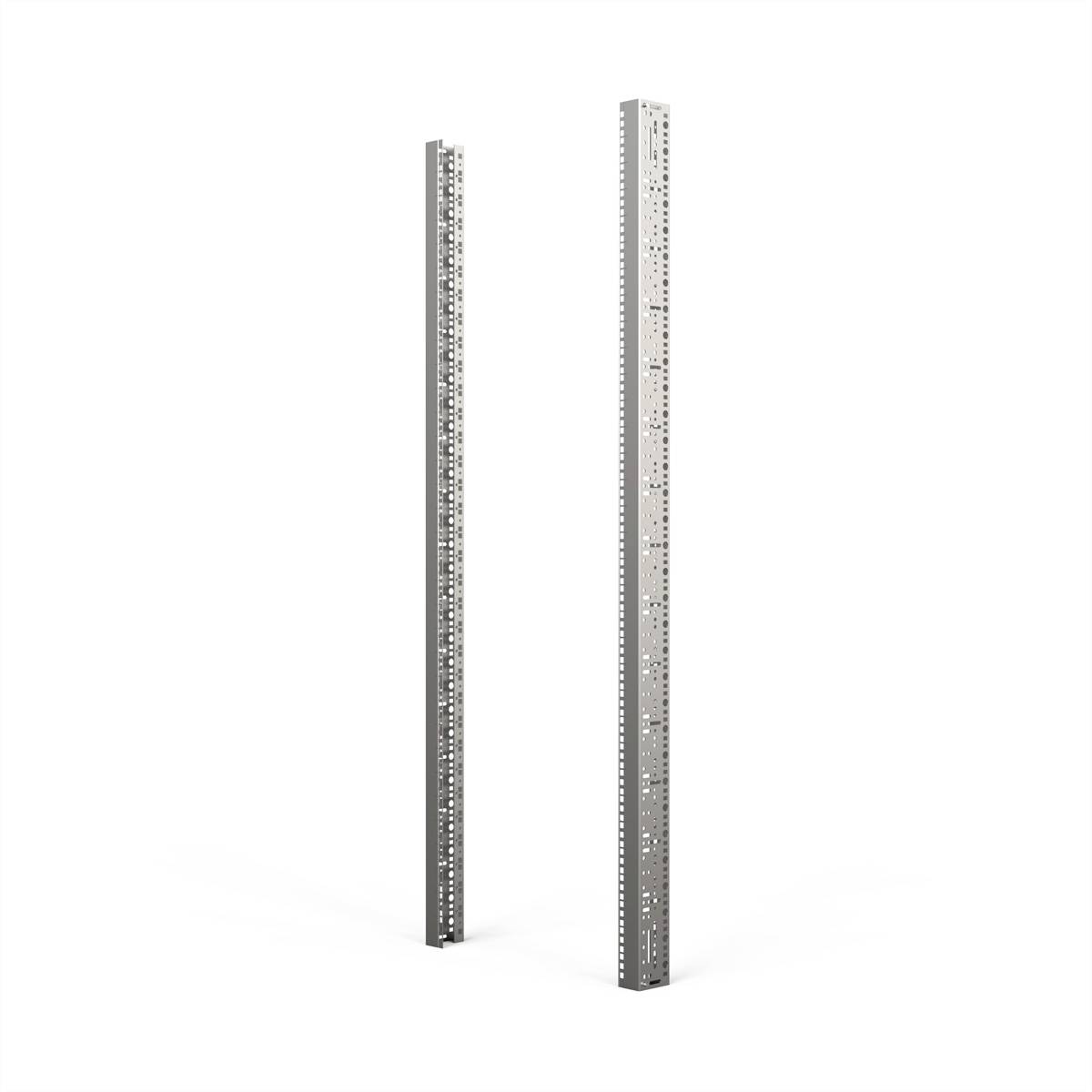 Deux rails métalliques verticaux gris avec des motifs de trous, utilisés comme rails de rack dans des armoires de serveurs ou de réseau.