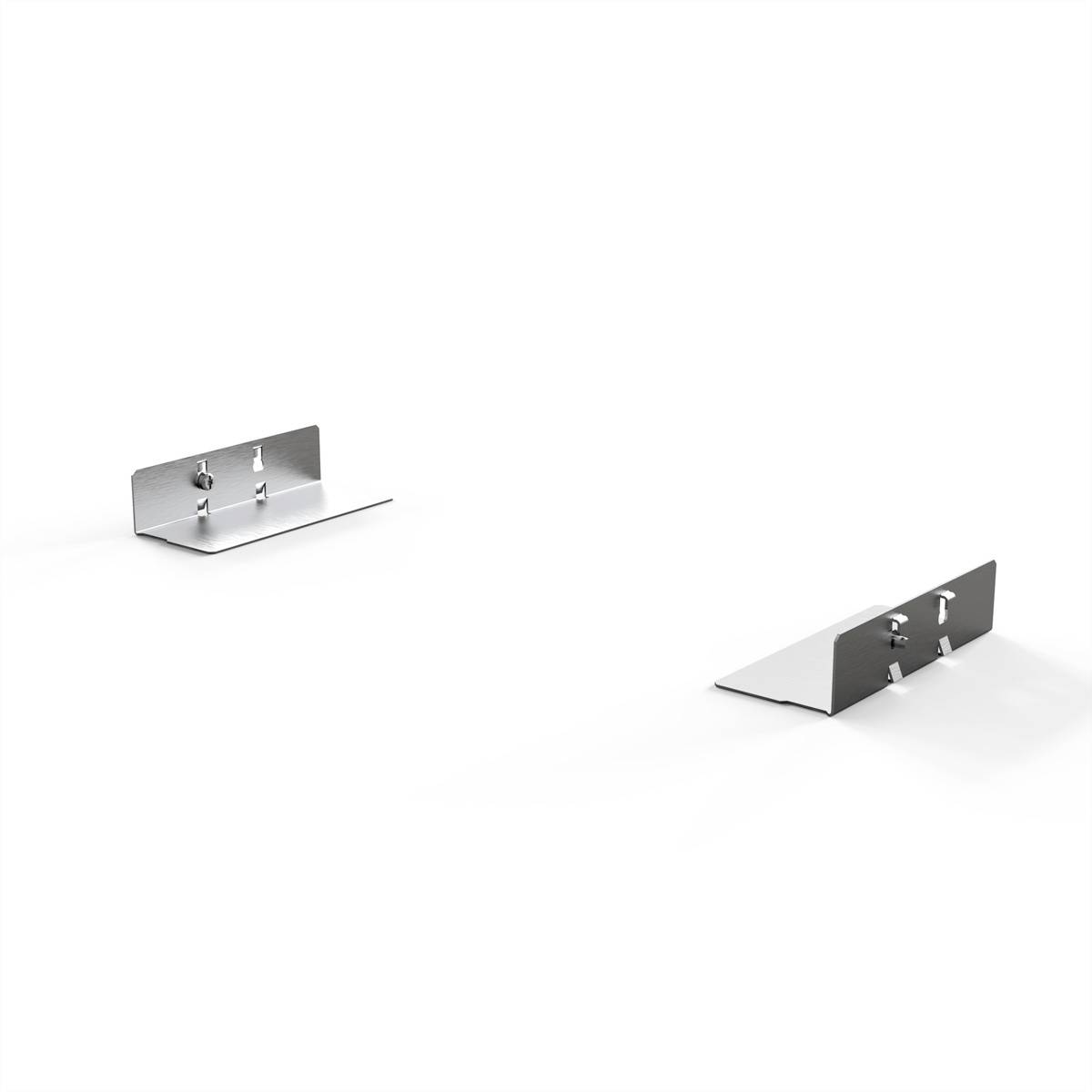 Deux équerres métalliques sur un fond blanc, chacune percée de trous de fixation.