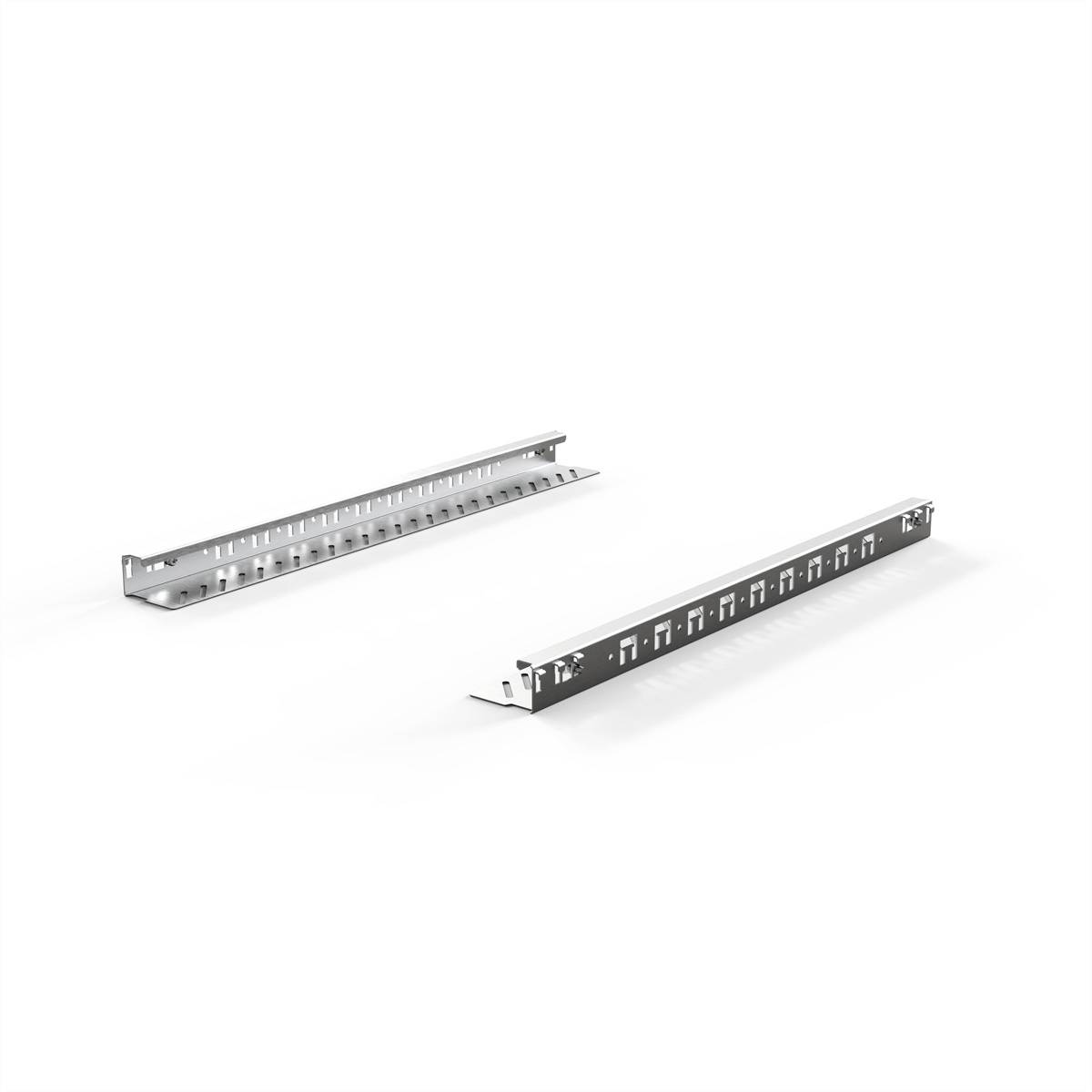 Deux rails métalliques argentés sur un fond blanc, probablement des composants ou des supports, munis de crochets et de trous de fixation.