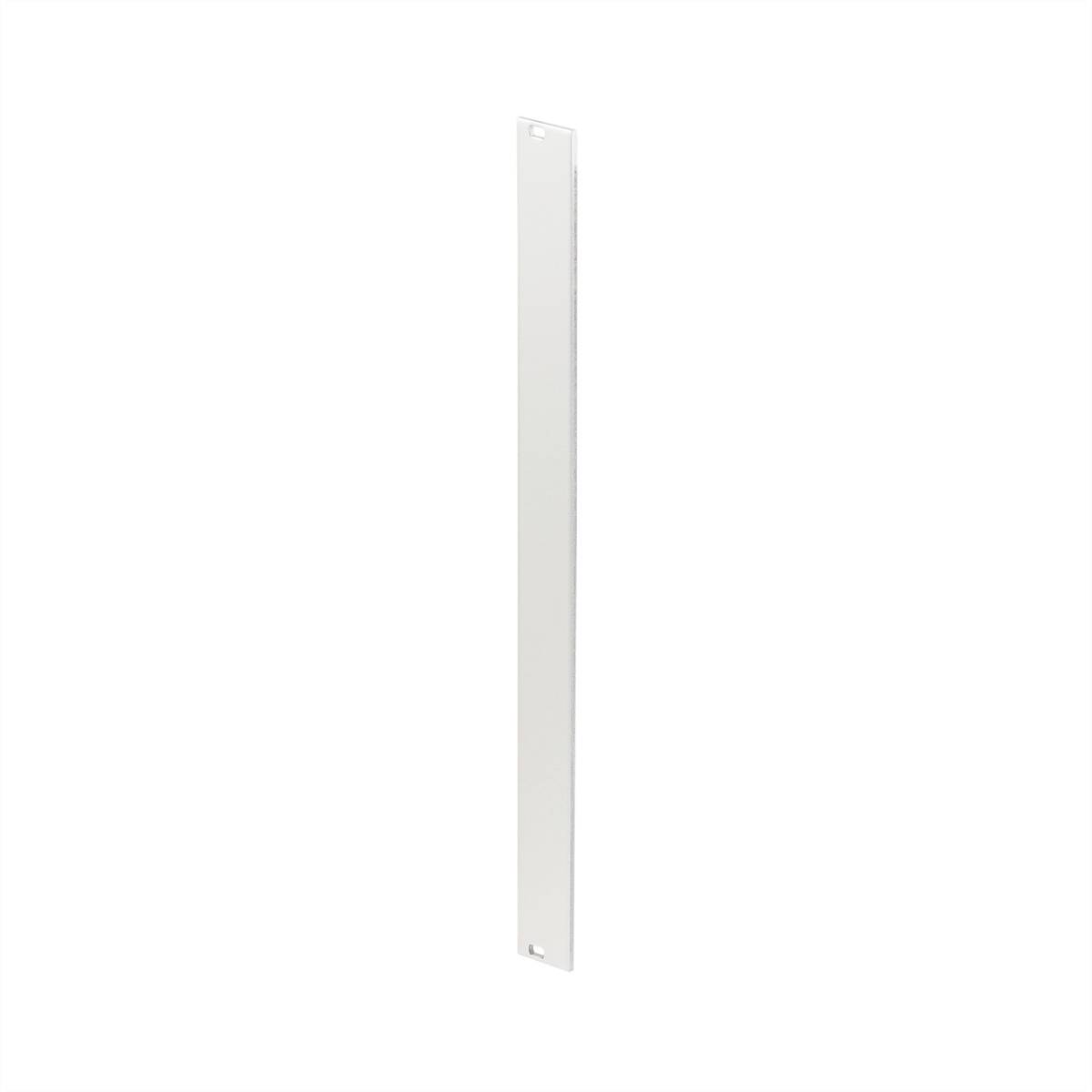 Plaque métallique positionnée verticalement sur un fond blanc, percée de deux trous en haut et en bas aux extrémités.