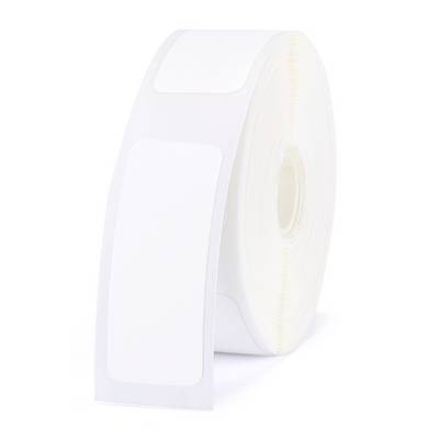 Un rouleau d'étiquettes blanches vierges, prêt à être étiqueté ou imprimé.