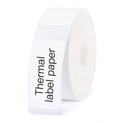 Un rouleau de papier d'étiquettes thermiques blanc, imprimé avec le texte 'Thermal label paper'.