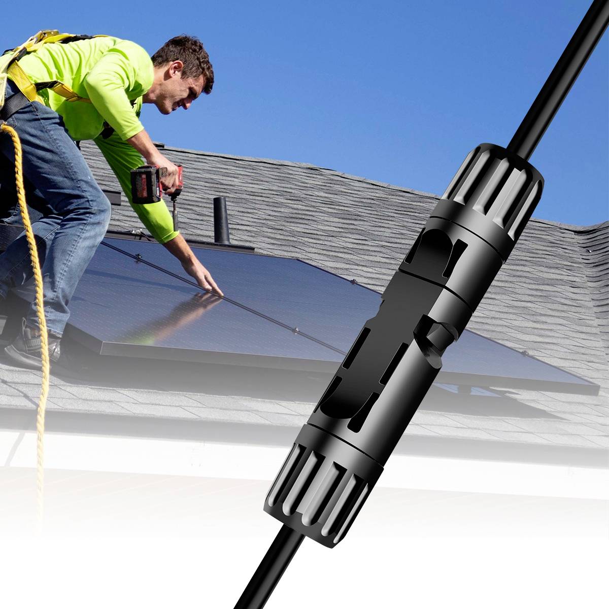 Un homme portant des vêtements de sécurité installe des modules solaires sur un toit de maison. Un câble avec un connecteur spécial est visible au premier plan.