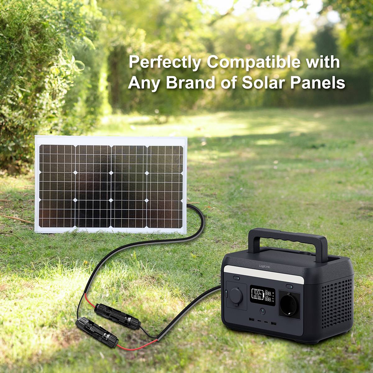 Une station électrique portable sur l'herbe, connectée à un panneau solaire. Des arbres en arrière-plan. Texte : 'Parfaitement compatible avec tous types de panneaux solaires'.